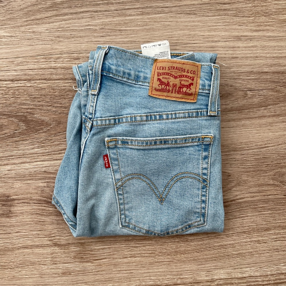 Levi’s Wedgie Straight sz 28